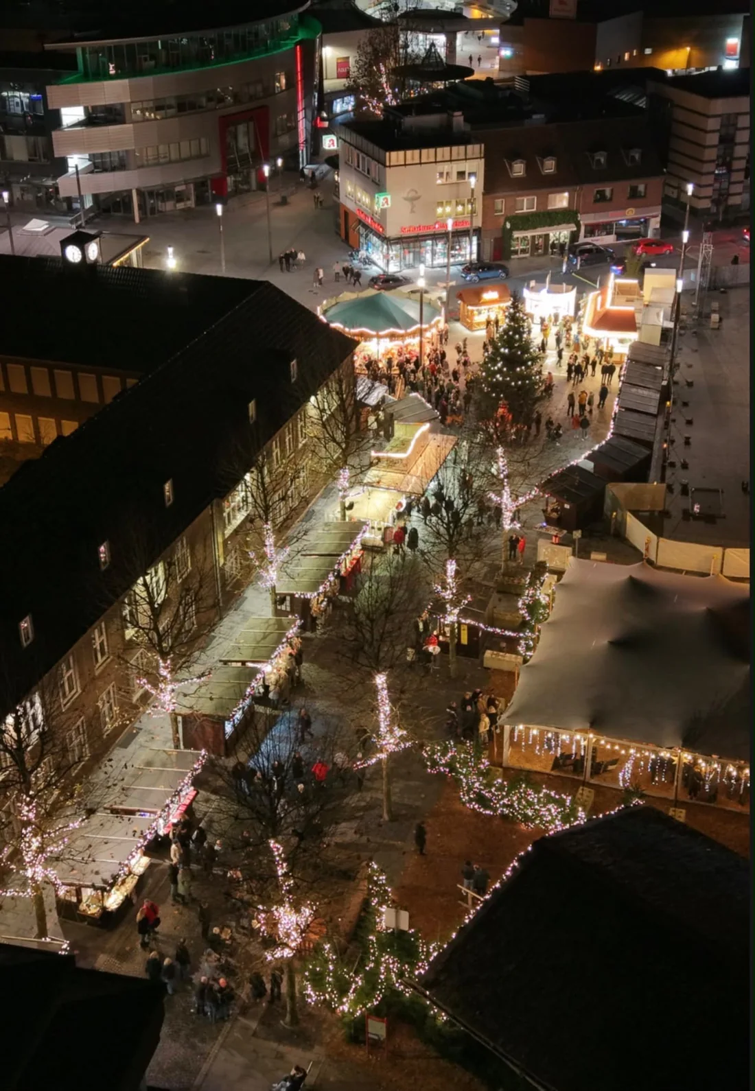 Blick von oben auf das festlich beleuchtete Weihnachtsdorf Haldenzauber